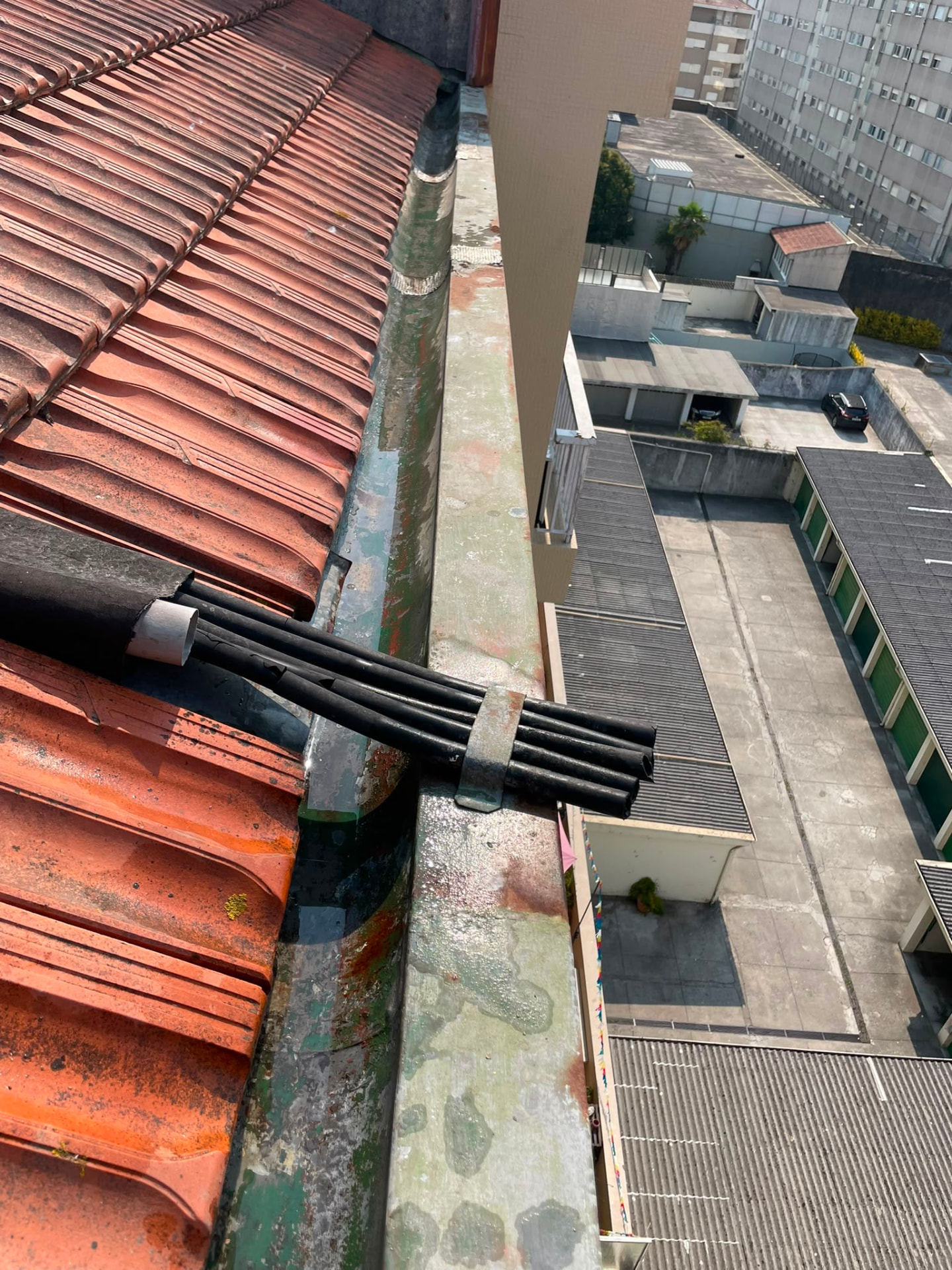 Depois: Caleira e rufo num prédio no Porto — trabalho da Rei dos Telhados